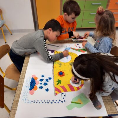 Przedszkolaki z Witoszowa Dolnego podczas zajęć w Czyściochowej Akademii. Na zdjęciu dzieci myją dłonie