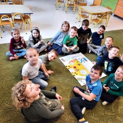 Przedszkolaki z Witoszowa Dolnego podczas zajęć w Czyściochowej Akademii. Na zdjęciu dzieci myją dłonie