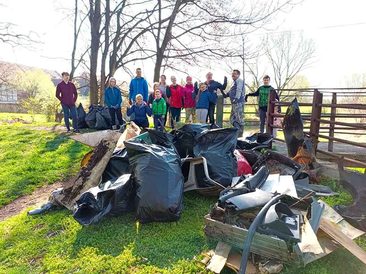 Wielkie sprzątanie i owocowy sad na światowy dzień ziemi