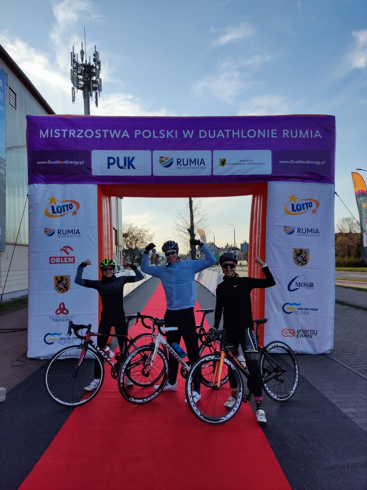 Uczestnicy zawodów w triathlonie