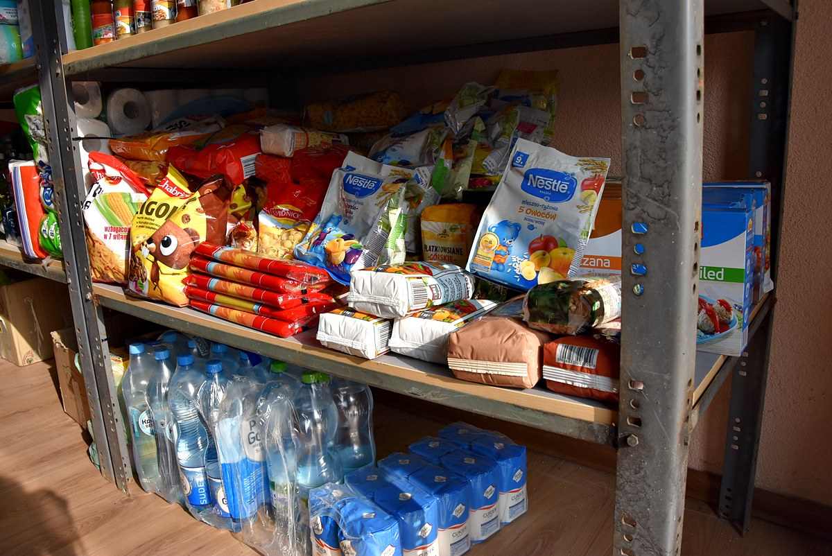 Produkty spożycze i chemiczne w gminnym punkcie w Gogołowie