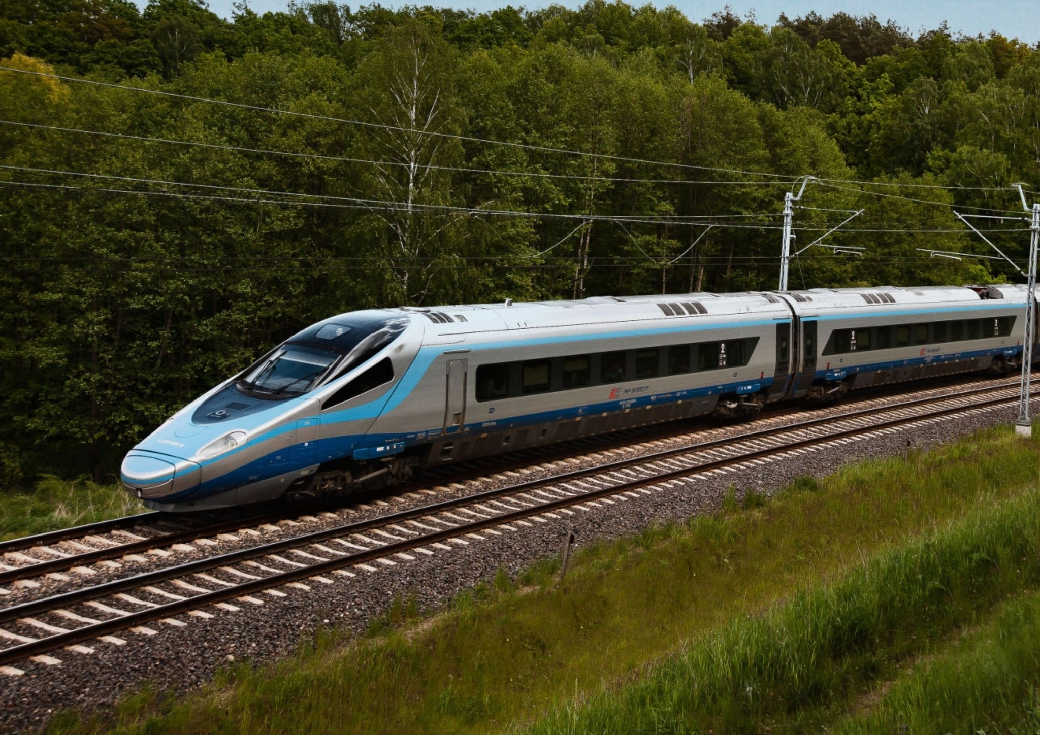 Foto pociągu szybkich prędkości wzdłuż trakcji kolejowej