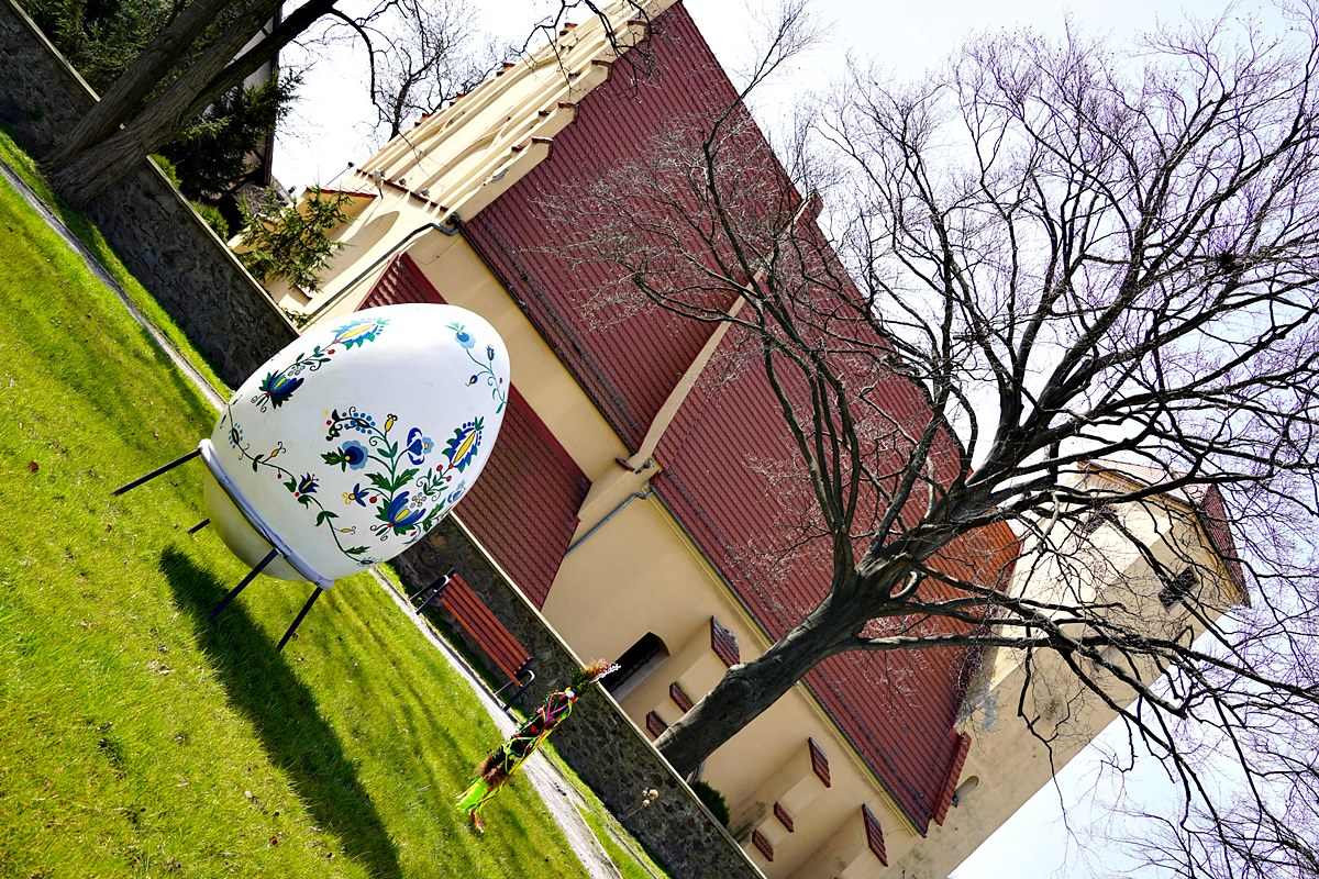 Pisanka z Żukowa eksponowana w Pszennie, tle kościół parafialny