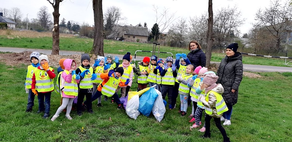 Przedszkolaki z Bystrzycy Dolnej podczas sprzątania ziemi na boisku sportowym