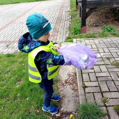 Przedszkolaki z Bystrzycy Dolnej podczas sprzątania ziemi na boisku sportowym