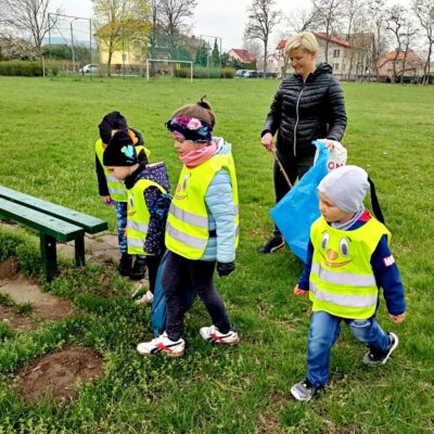 Przedszkolaki z Bystrzycy Dolnej podczas sprzątania ziemi na boisku sportowym