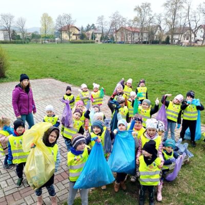 Przedszkolaki z Bystrzycy Dolnej podczas sprzątania ziemi na boisku sportowym