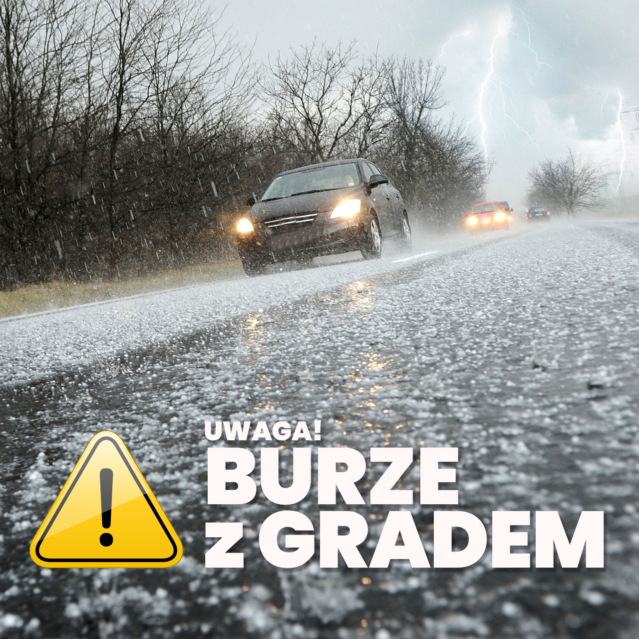 Baner z napisem uwaga na burze z gradem ze znakiem !. Grafika przedstawiająca pojazd na mokrej nawierzchni na której są kule gradem