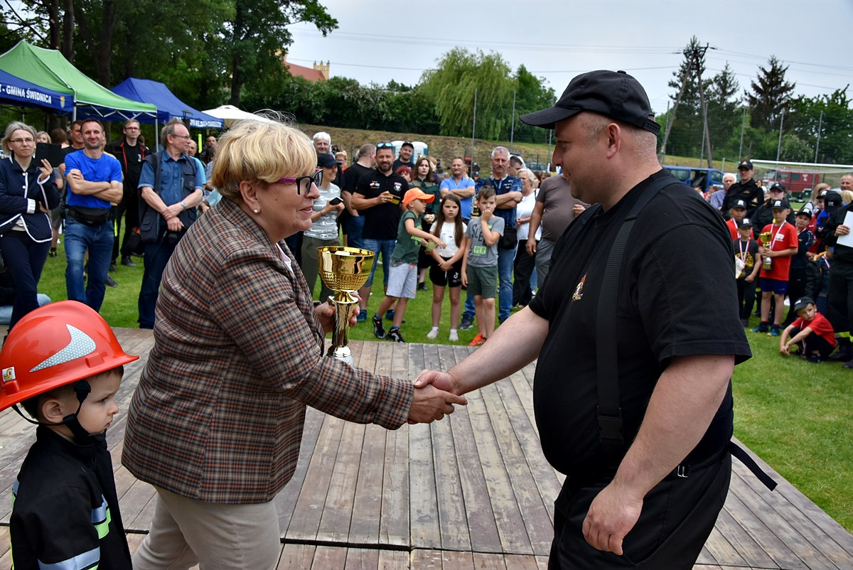 Wręczenie pucharu dla OSP Witoszów Dolny przez wójt gminy Teresę Mazurek
