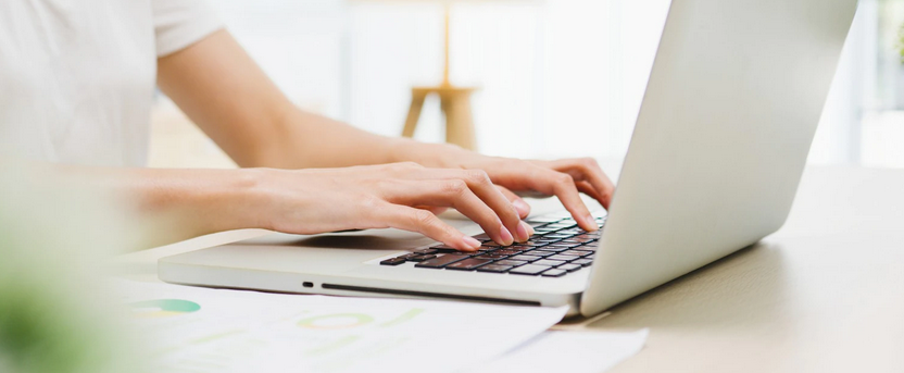 Osoba pisząca na klawiaturze laptopa