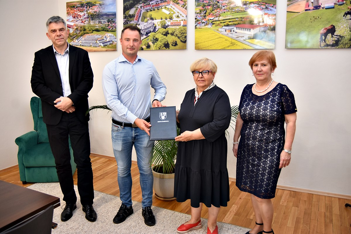 Od lewej zastępca wójta B. Strózik, wykonawca E. Laskowski, wójt T. Mazurek, zastępca skarbnika J. Witko