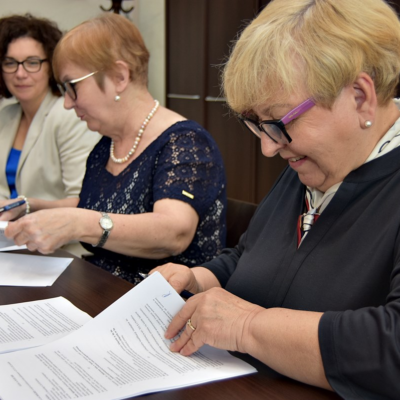 Podpisanie umów na wykonanie przebudowy boiska z firmą Dabro_Bau
