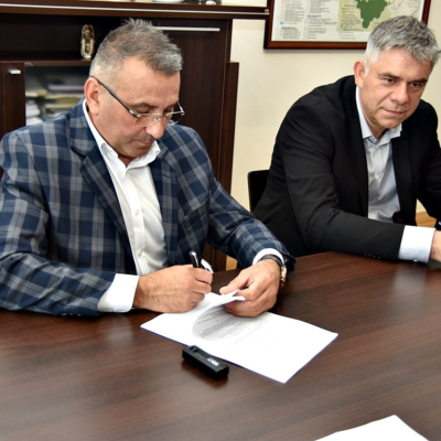 Podpisanie umów na wykonanie przebudowy boiska z firmą Dabro_Bau