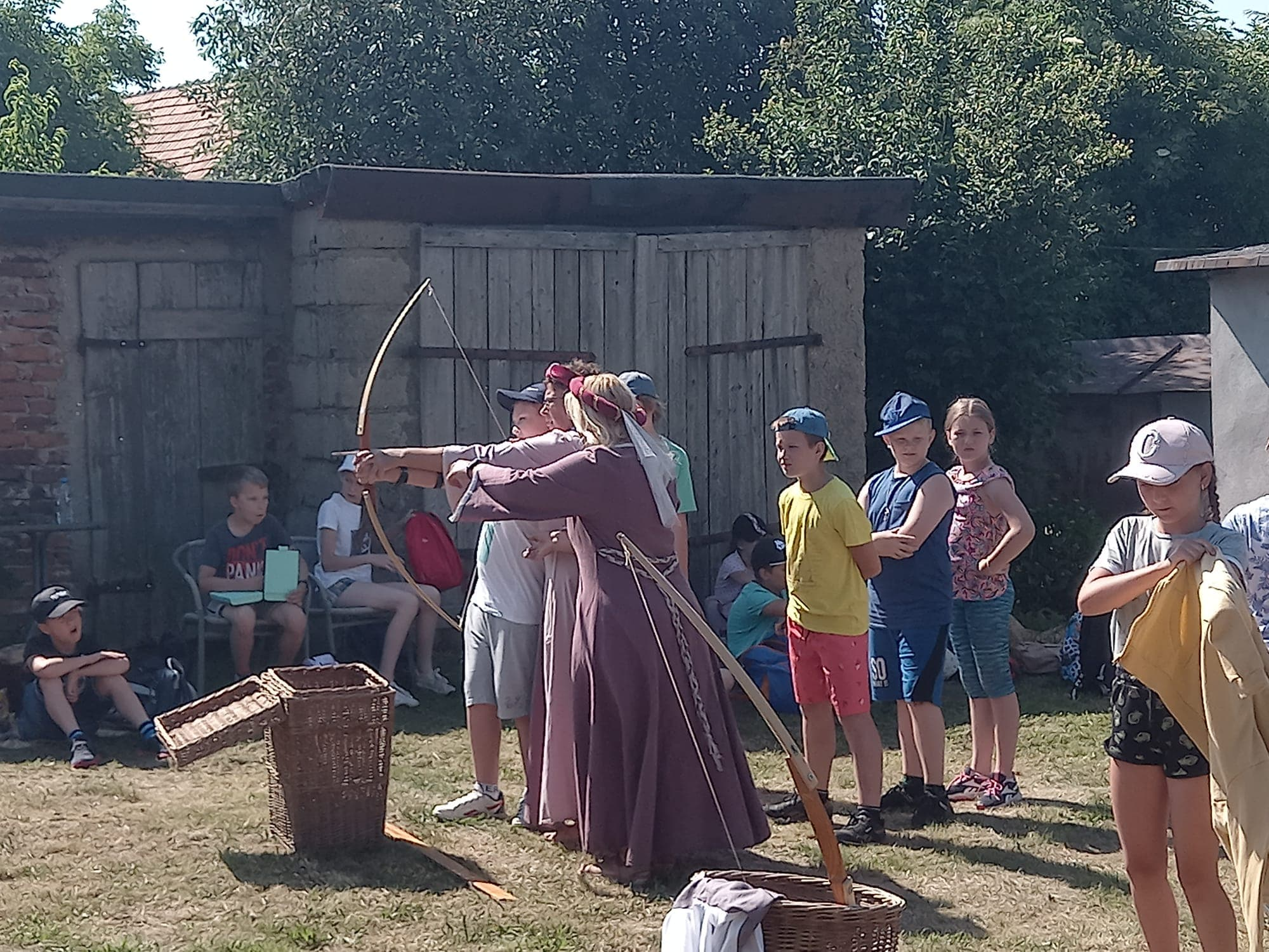 Wizyta na zamku Owiesno i strzelanie z łuku