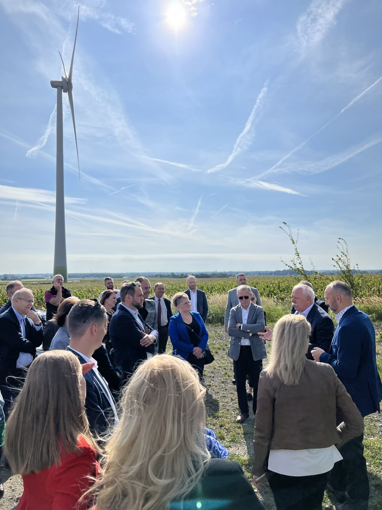 Uczestnicy spotkania podczas wizytacji elektrowni wiatrowej