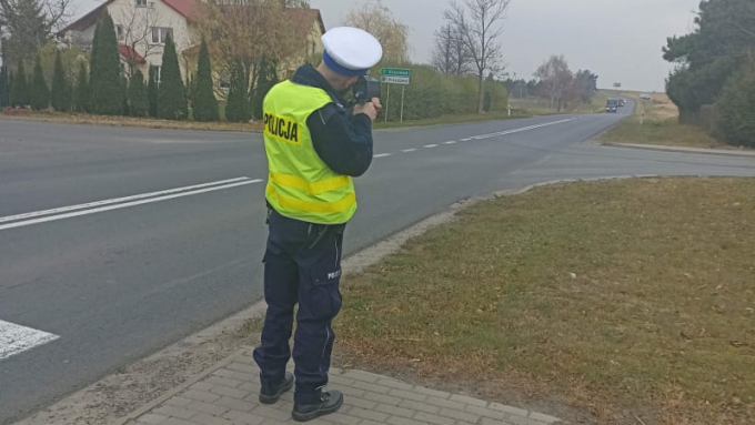 Kontrola prędkości przez policjanta w terenie zabudowanym