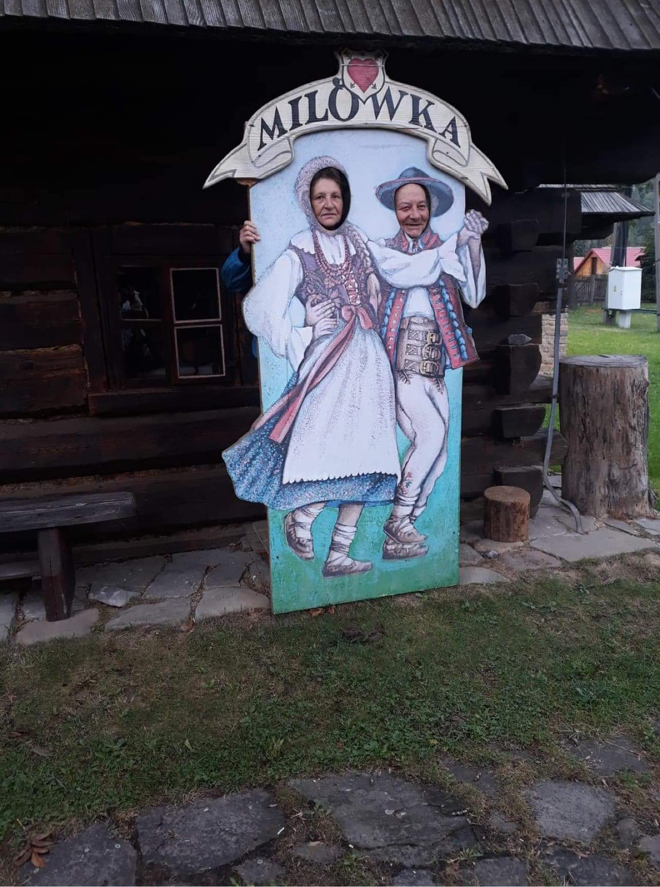 Podróżują i zwiedzają urokliwe zakątki Polski