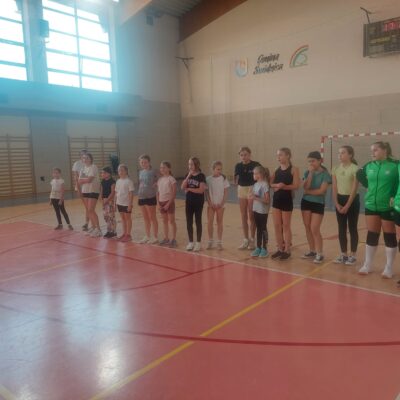Zajęcia z piłki siatkowej dla dziewcząt na hali sportowej w Witoszowie Dolnym