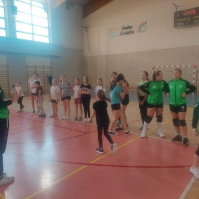 Zajęcia z piłki siatkowej dla dziewcząt na hali sportowej w Witoszowie Dolnym