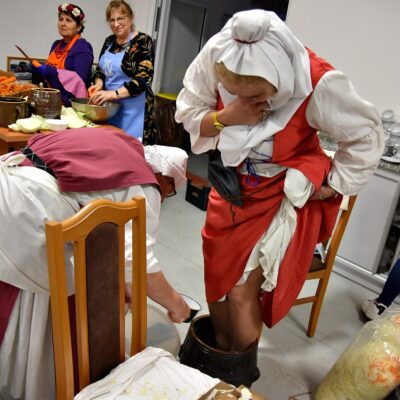 Gminny Ośrodek Kultury Sportu i Rekreacji w Świdnicy oraz Koło Gospodyń Wiejskich w Gogołowie w dniu 27.10.2022 po raz drugi już zaprosili na Wielkie Kiszenie Kapusty, które w połączeniu z przyśpiewkami, wyśmienitymi humorami, poczęstunkiem, ale także przygotowanymi przez uczestniczki i uczestników wyjątkowymi strojami, nawiązywało do pięknych i smacznych tradycji. Wydarzenie cieszy się dużymi zainteresowaniem, łączy i integruje pokolenia. Już dziś z niecierpliwością czekamy na kolejne jego edycje.