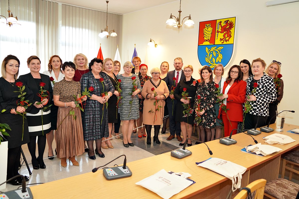 Dyrektorzy i nauczyciele podczas Dnia Edukacji w sali narad Urzędu Gminy Świdnica