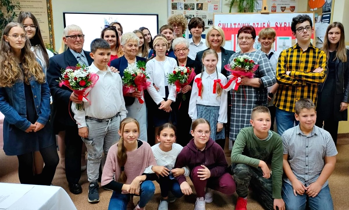 Sybiracy wraz z uczniami SP w Lutomi Dolnej