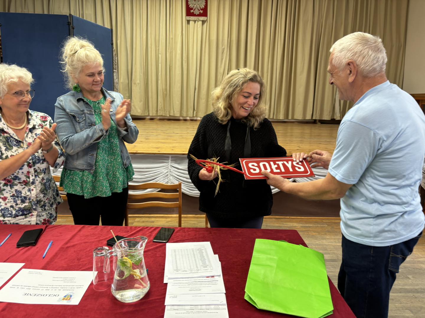 Przekazanie symbolicznego sierpa i tabliczki dla nowej sołtys Bystrzycy Górnej przez ustępującego Mariana Gębskiego