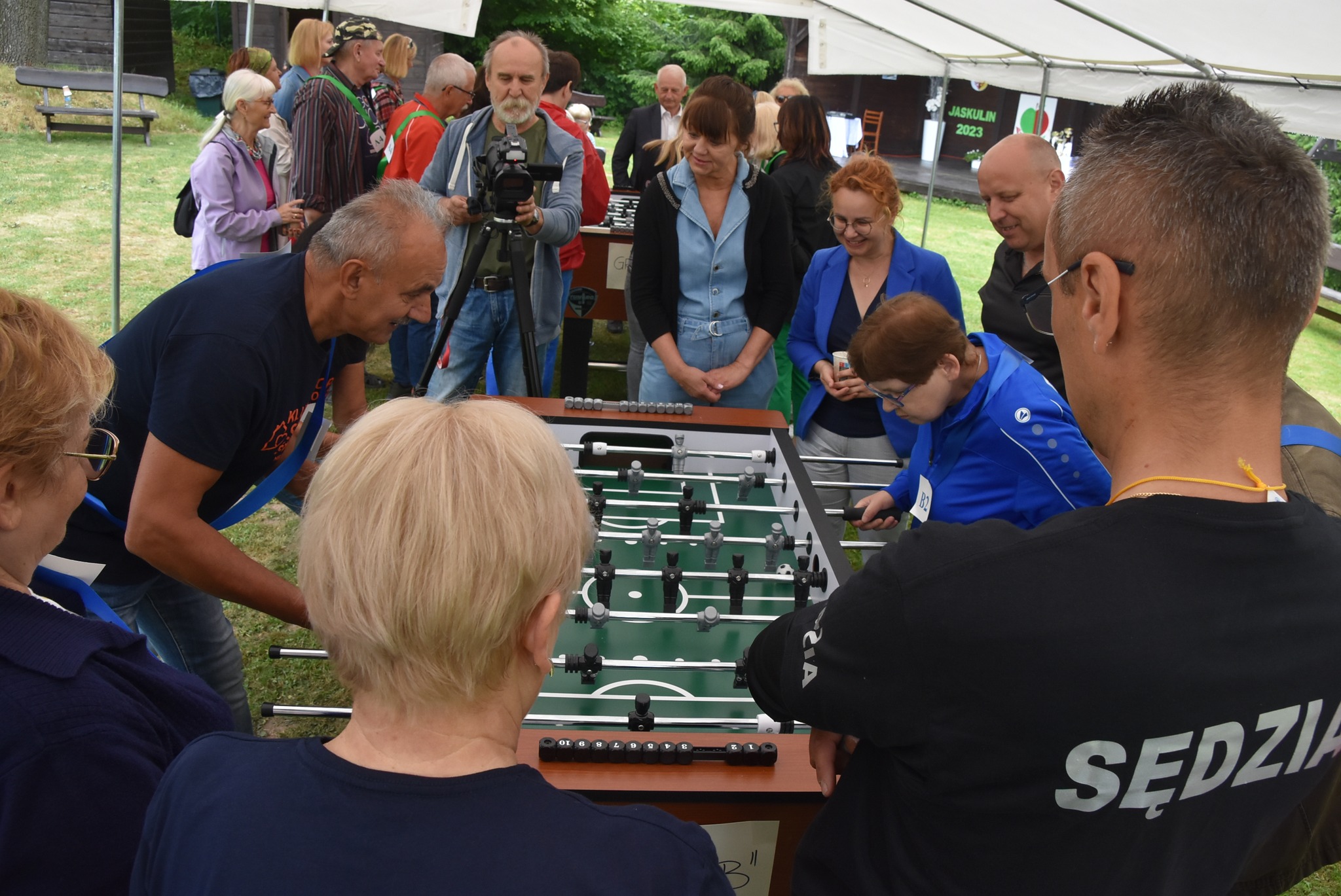 seniorzy grający w piłkarzyki