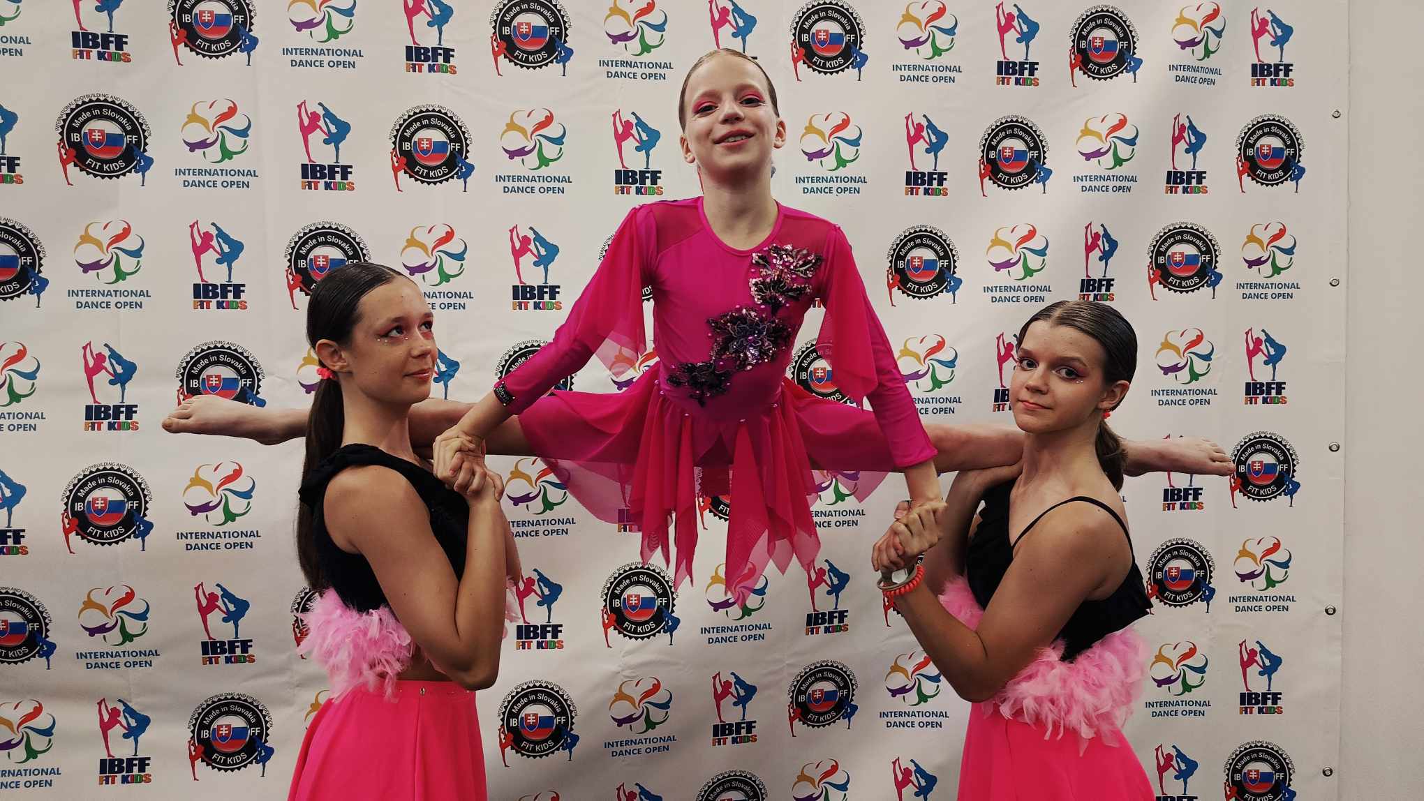 Trio akrobatek na zawodach w Koszycach