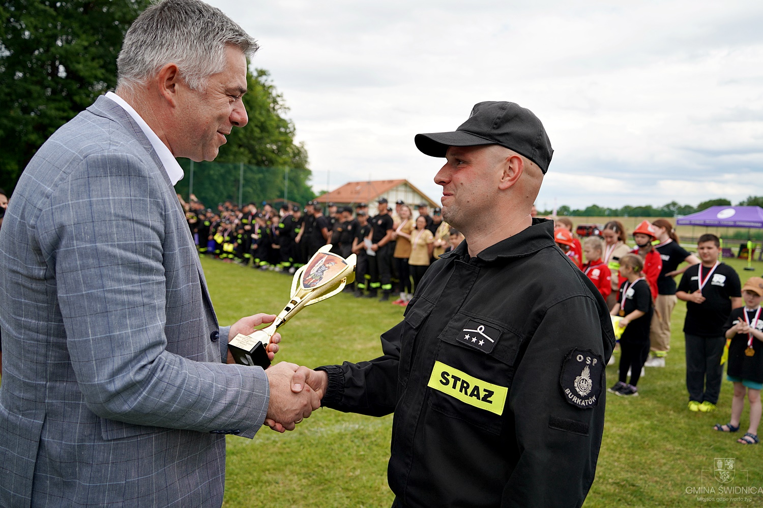 Wreczenie pucharu dal OSP Burkatow