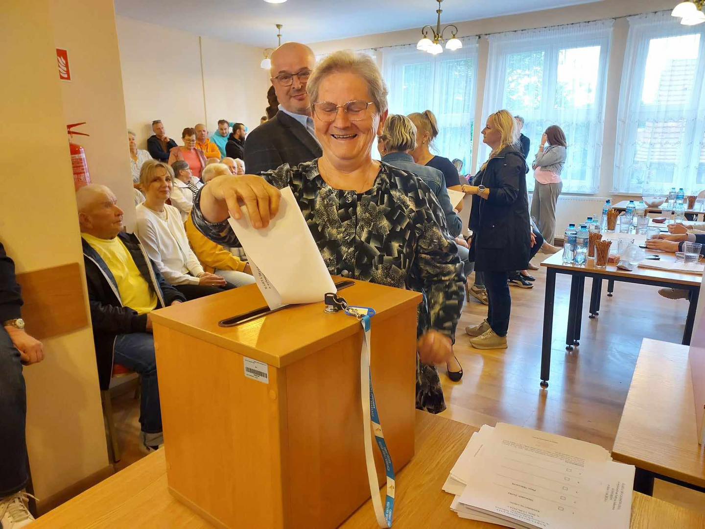 Głosowanie nad wyborem sołtysa w Komorowie przez ustępującą sołtys Władysławę Łach