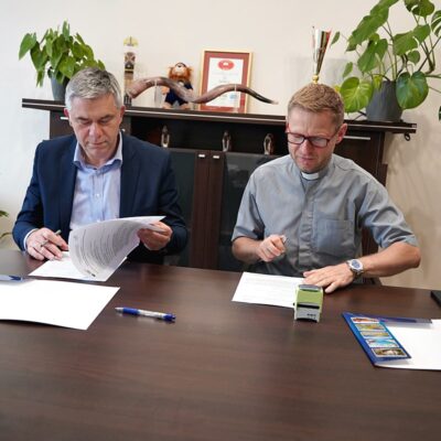 Podpisanie umowy przez wójta gminy i proboszcza parafii na remont ołtarza głównego w kościele parafialnym