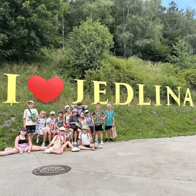 Uczestnicy letnich kolonii podczas wyjazdu do Jedliny Zdroju