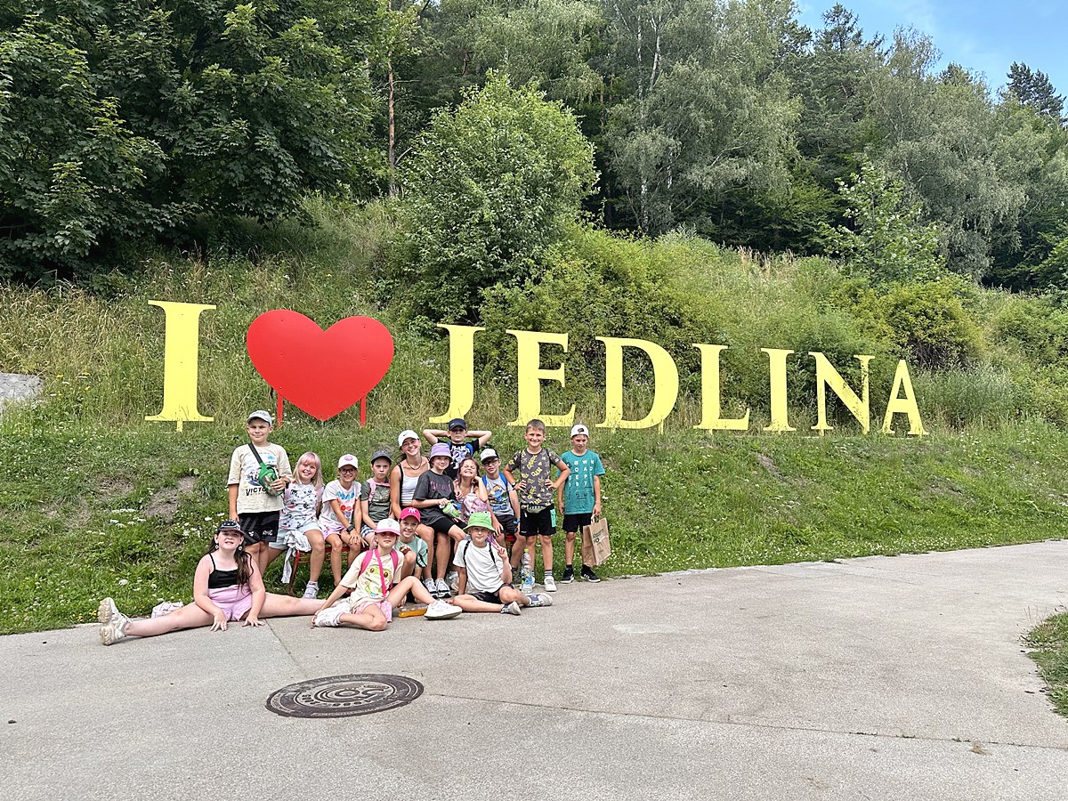 Uczestnicy letnich kolonii podczas wyjazdu do Jedliny Zdroju