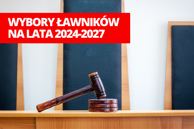 Infografika wybór ławników na lata 2024-2027, biurko na nim młotek sędziowski