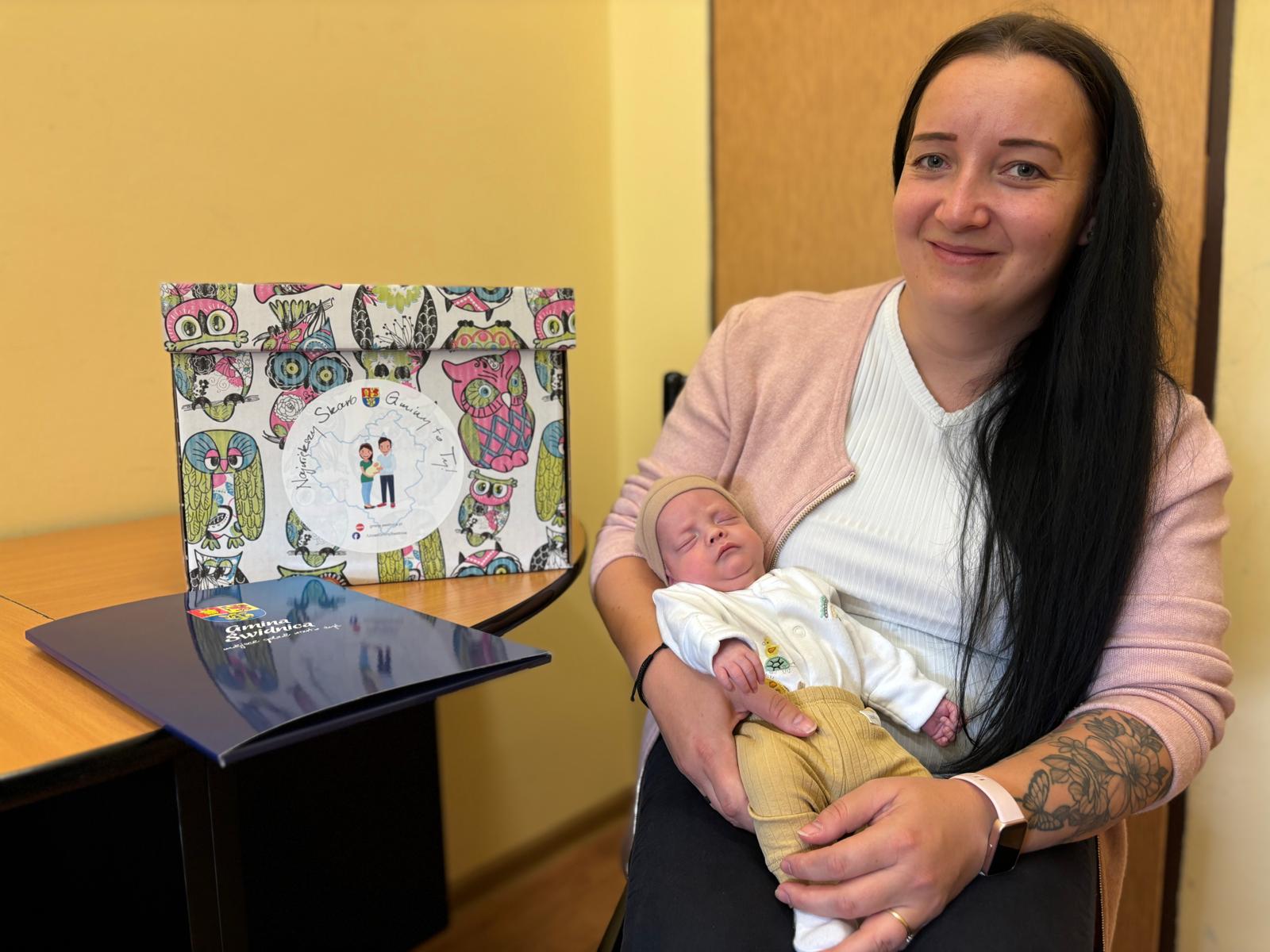 MIalan z mamą i pakietem powitalnym