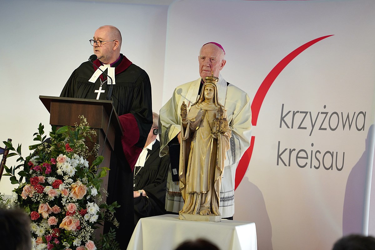 Biskup ewangelicki W.Pytel i bp senior I.Dec, w tle figura św. Jadwigi