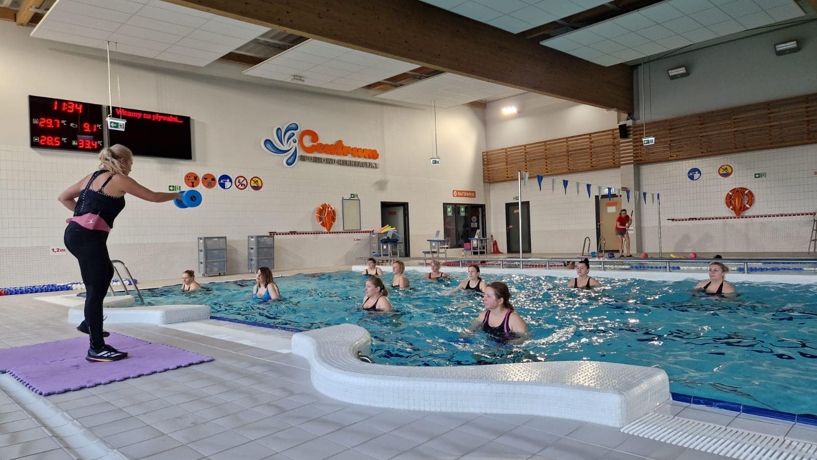 Ćwiczenia seniorów na basenie w Witoszowie Dolnym