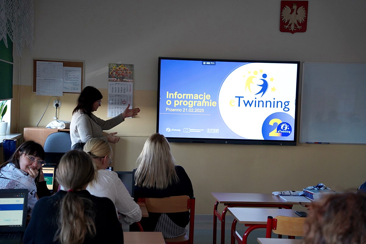 Zajęcia w sali lekcyjnej z udziałem nauczycieli i tablicy interaktywnej