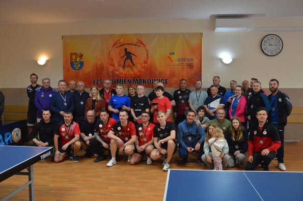 Uczestnicy turnieju w tenisie stołowym