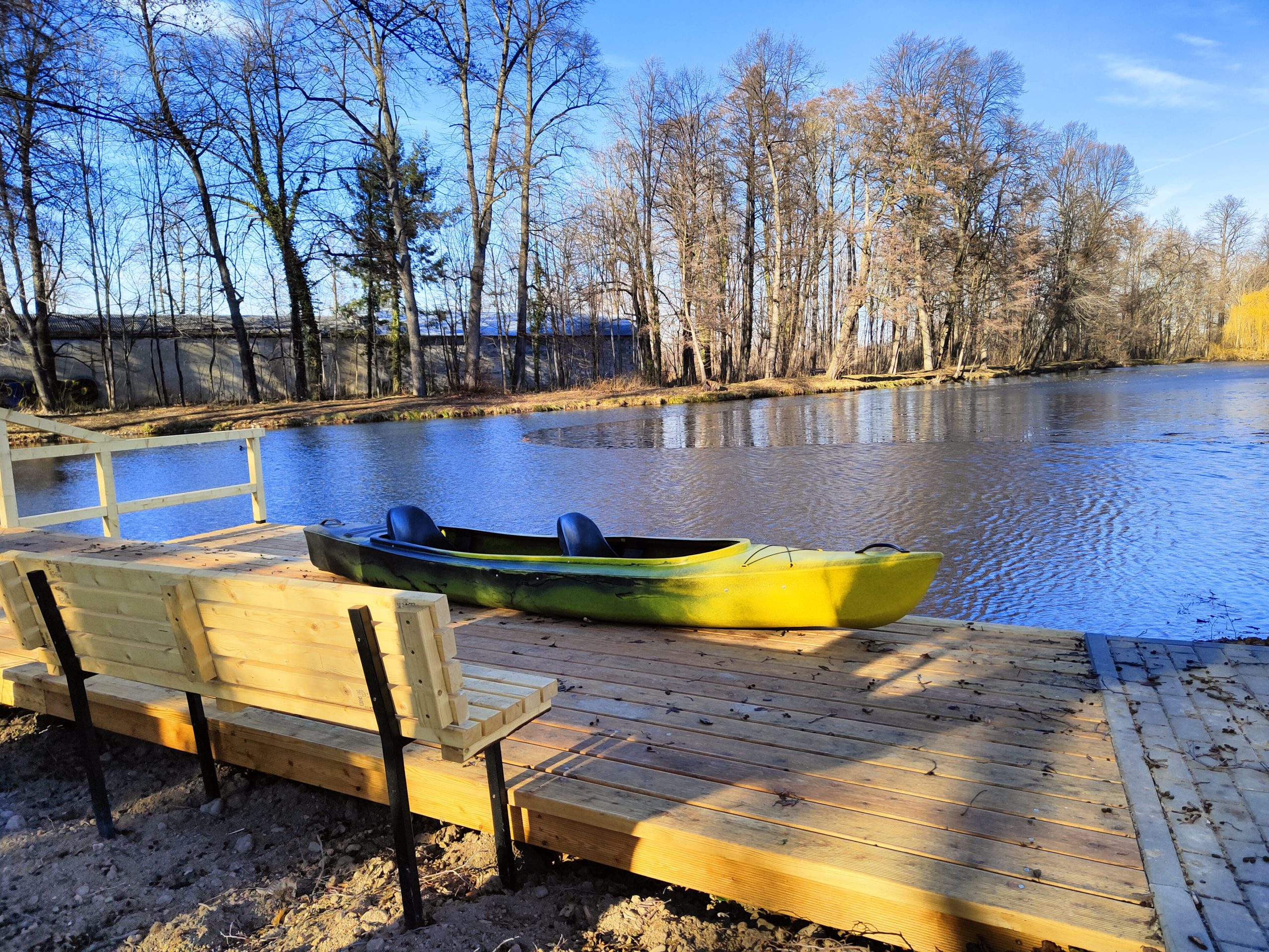 kajak przy pomoście