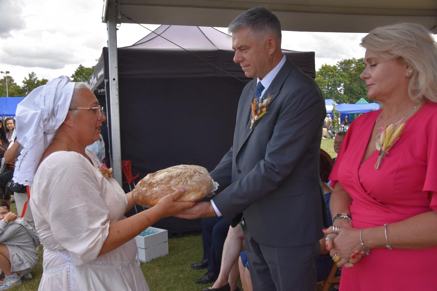 Przekazanie bochna chleba