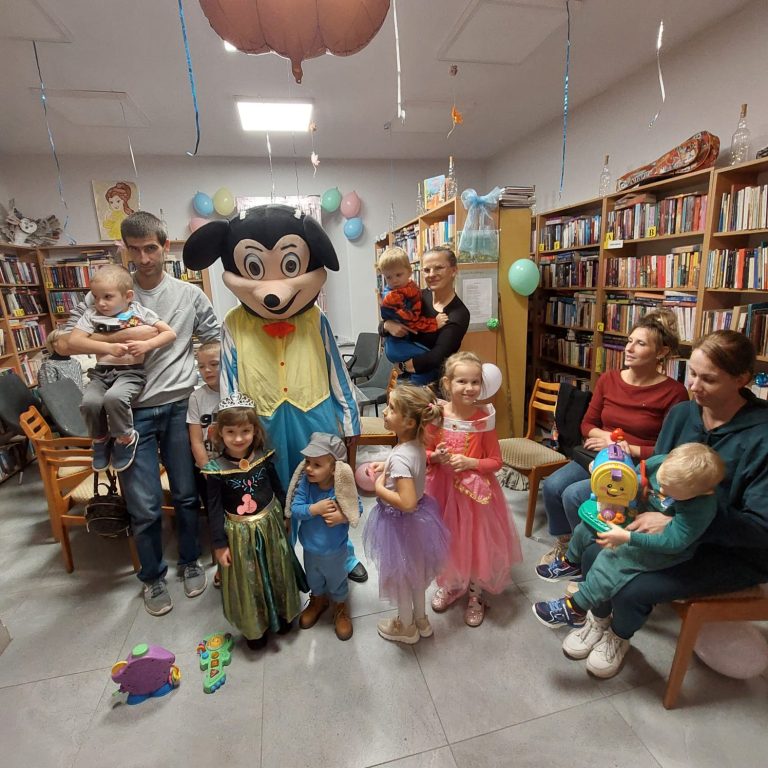 Uczestnicy wieczoru bajek w filii biblioteki w Bystrzycy Górnej