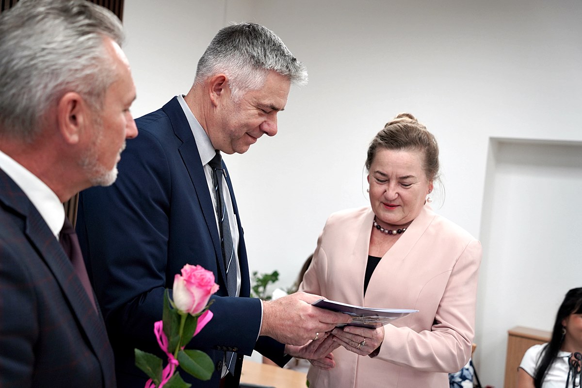 Wręczenie nagrody dla dyr. Krystyny Kwaśnik