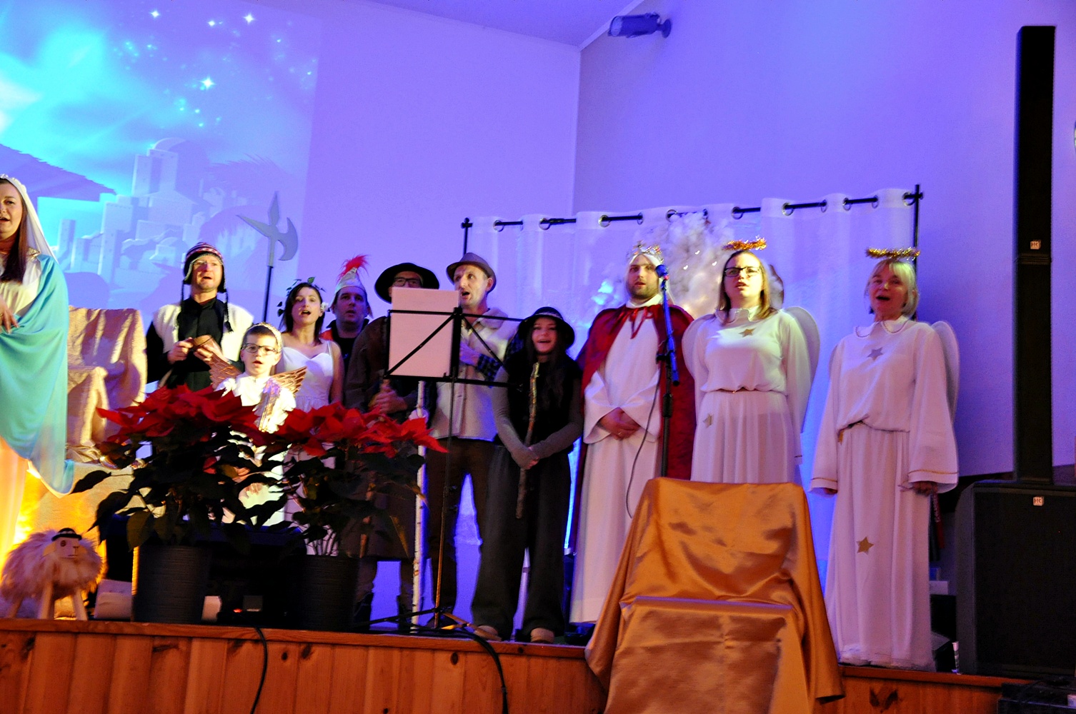 Aktorzy na scenie w świetlicy w Grodziszczu