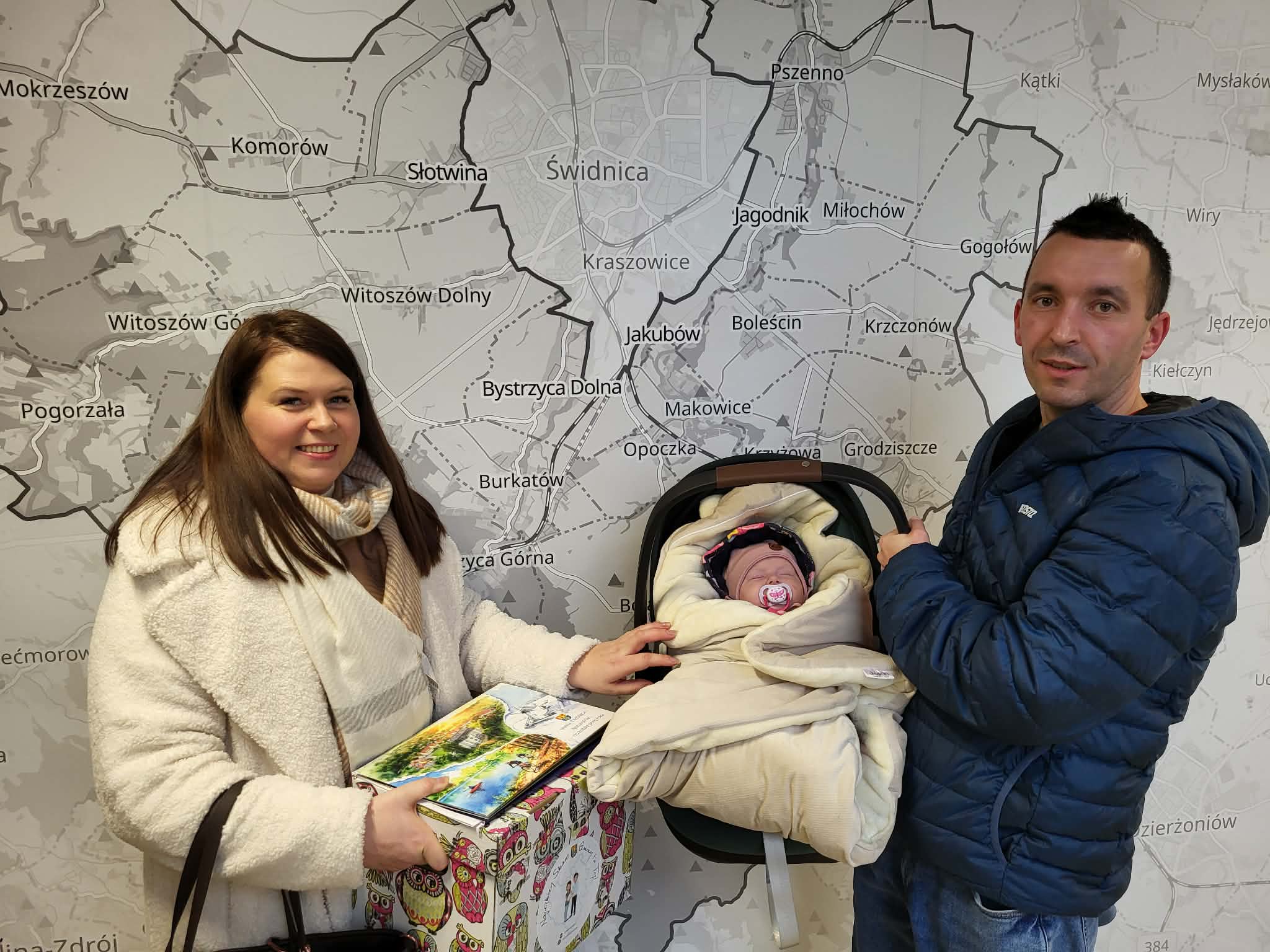 Rodzice z pakietem powitalnym dla małej Zuzanny