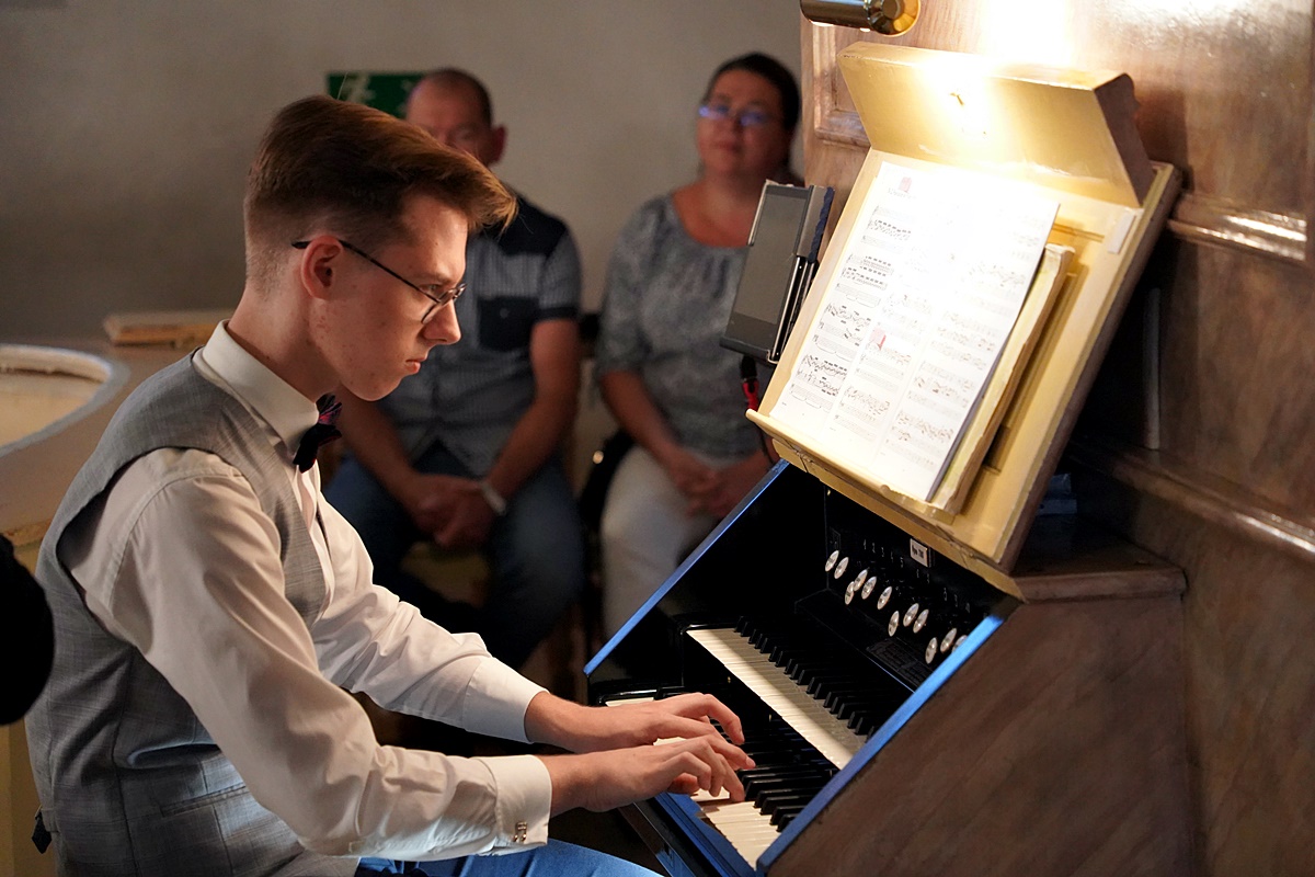 Jakub Moneta gra na organach w Grodziszczu