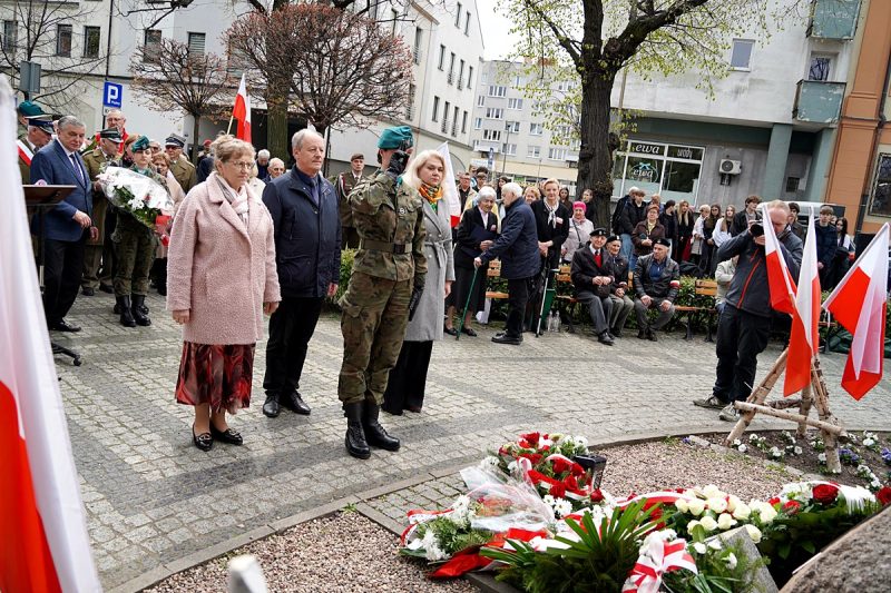Złożenie kwiatów przed dębem katyńskim przez samorządowców