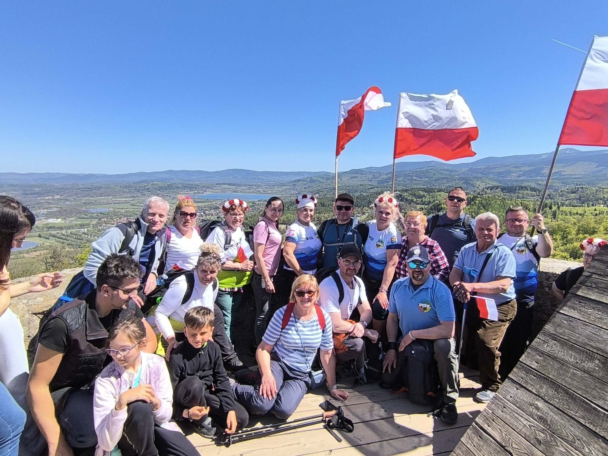 Uczestnicy rajdu z flaga na Zamku Chojnik