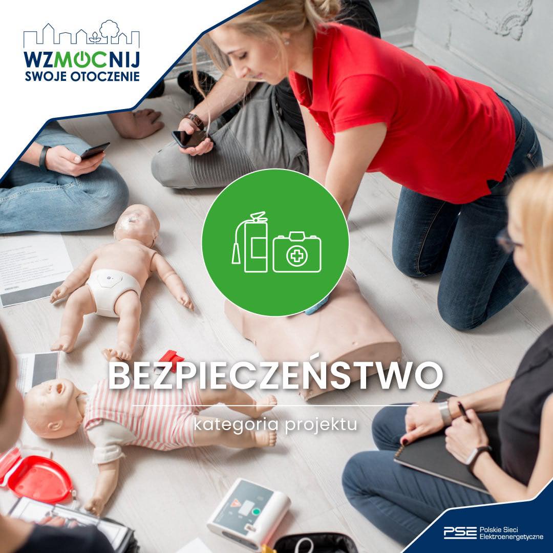 Infografika projektu wzmocnij otoczenie kat.bezpeiczeńśtwo ( w tle manekiny do ćwiczeń z pierwszej pomocy)